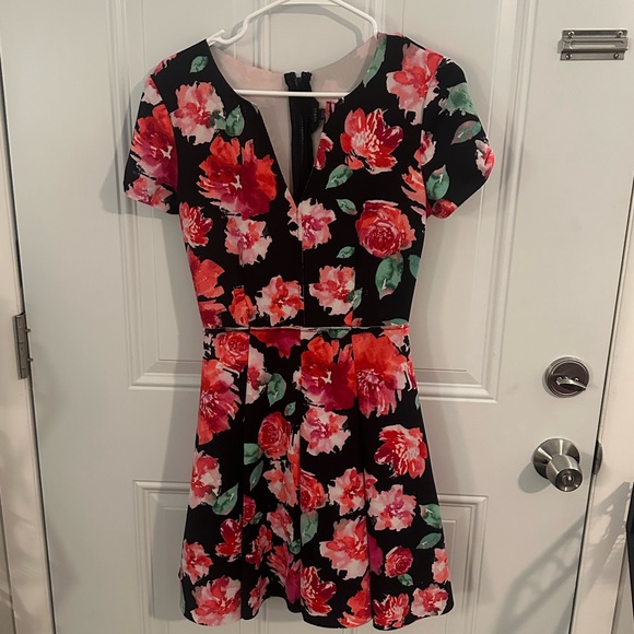 Scuba Guess Pleated Floral Fit-and-Flare Dress. - Picture 11 of 12